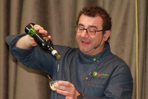 Chef Sergio Fernández elaborates one of his creations with AOVE of the D.O. Sierra de Segura.